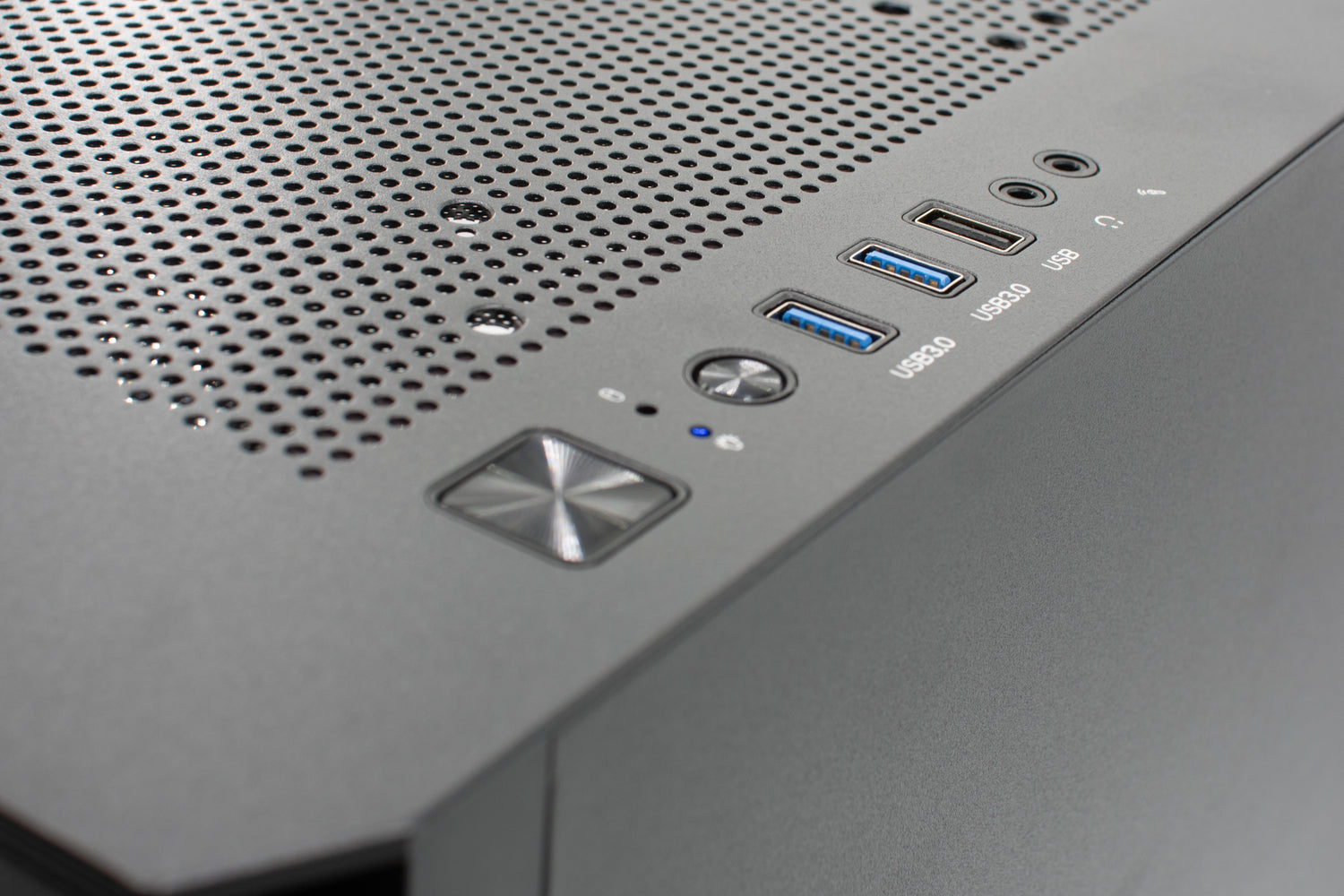 Gamer PC Luna series top panel connectors detailed view